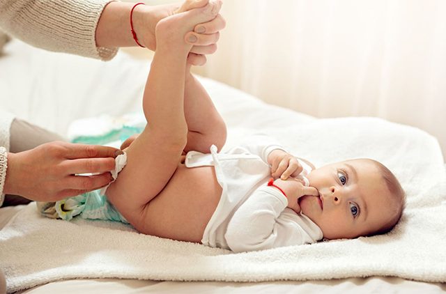 Vệ sinh vùng kín bé gái sơ sinh thế nào mới đúng?
