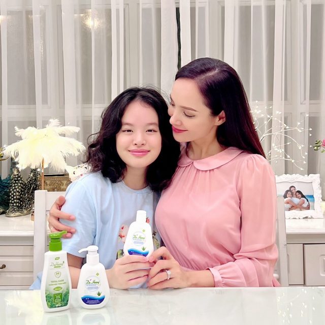 Cùng Dạ Hương bảo vệ và chăm sóc con gái yêu trong giai đoạn nhạy cảm đầu đời