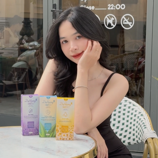 Review Dung dịch vệ sinh phụ nữ Dạ Hương Daily Fresh: “Lột xác” từ thiết kế tới bảng thành phần siêu xịn!